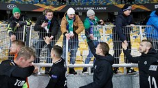 Jablonetí fotbalisté dkují fanoukm za podporu po utkání Evropské ligy v...