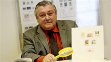Předseda Klubu filatelistů Alfonse Muchy v Brně Zdeněk Okáč. Předseda Klubu filatelistů Alfonse Muchy v Brně Zdeněk Okáč.