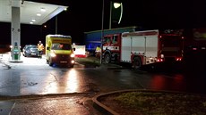 Osobní auto na erpací stanici u dálnice D5 narazilo do odstaveného kamionu....