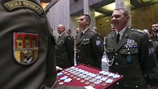Ministr obrany Lubomír Metnar ocenil vojáky, kteří se zúčastnili zahraničních... Ministr obrany Lubomír Metnar ocenil vojáky, kteří se zúčastnili zahraničních...