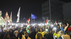 Lidé v Budapešti protestovali před budovou televize. (17. prosince 2018) Lidé v Budapešti protestovali před budovou televize. (17. prosince 2018)