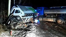 Hasiči z cisterny přečerpávali 18 kubíků mléka. Hasiči z cisterny přečerpávali 18 kubíků mléka.