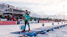 Martin Fourcade zdraví tribuny po úspné poslední stelb ve stíhacím závodu v...