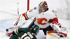 Brankář Calgary David Rittich vytěsňuje střelu, kterou vyslal Luke Kunin z... Brankář Calgary David Rittich vytěsňuje střelu, kterou vyslal Luke Kunin z...