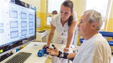 Pacient v uherskohradiské nemocnici zkouí robotickou ruku, která pomáhá pi...