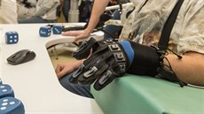 Lidem po mozkové příhodě pomáhá s rehabilitací robotická ruka. Metodu... Lidem po mozkové příhodě pomáhá s rehabilitací robotická ruka. Metodu...