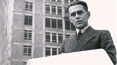 Architekt Vladimír Karfík ped svým odváným dílem v roce 1938