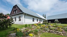 Na místě zpustlého dvora je dnes udržovaná skalka z žulových kamenů osázená... Na místě zpustlého dvora je dnes udržovaná skalka z žulových kamenů osázená...