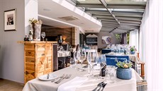 V barevnosti restaurace se odráží i její zaměření na středomořskou kuchyni. V barevnosti restaurace se odráží i její zaměření na středomořskou kuchyni.
