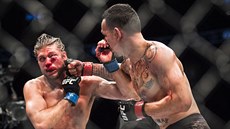 Max Holloway (vpravo) zápasí v MMA s Brianem Ortegou na UFC 231 v Torontu Max Holloway (vpravo) zápasí v MMA s Brianem Ortegou na UFC 231 v Torontu
