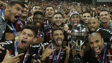 Fotbalisté brazilského Atlética Paranaense se radují z triumfu v Jihoamerickém... Fotbalisté brazilského Atlética Paranaense se radují z triumfu v Jihoamerickém...