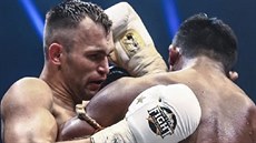 Michael Krčmář (vlevo) při souboji s thajským profesionálním zápasníkem... Michael Krčmář (vlevo) při souboji s thajským profesionálním zápasníkem...