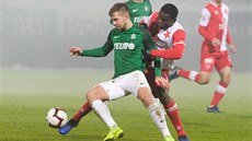 Jablonecký Jakub Povaanec (vlevo) a Michael Ngadeu ze Slavie v souboji.