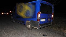 Muž pohybující se u modré dodávky při střetu utrpěl zranění hlavy a nohy. Foto... Muž pohybující se u modré dodávky při střetu utrpěl zranění hlavy a nohy. Foto...