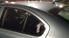 Dítě ponechané v autě na parkovišti u nákupního centra se v autosedačce... Dítě ponechané v autě na parkovišti u nákupního centra se v autosedačce...