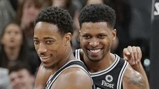DeMar DeRozan (vlevo) a Rudy Gay se radují z koše San Antonia proti Utahu. DeMar DeRozan (vlevo) a Rudy Gay se radují z koše San Antonia proti Utahu.