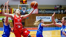 Kristýna Minarovičová (v červeném) z Hradce Králové donáší míč do koše... Kristýna Minarovičová (v červeném) z Hradce Králové donáší míč do koše...