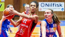 Pamela-Therese Effangová (v červeném) z Hradce Králové se tlačí ke koši... Pamela-Therese Effangová (v červeném) z Hradce Králové se tlačí ke koši...