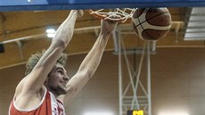 Pardubický pivot Ondřej Kohout smečuje do koše Ústí nad Labem. Pardubický pivot Ondřej Kohout smečuje do koše Ústí nad Labem.