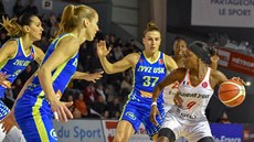 Magali Mendyová (vpravo) z Villeneuve hledá cestu kolem Marije Režanové,... Magali Mendyová (vpravo) z Villeneuve hledá cestu kolem Marije Režanové,...