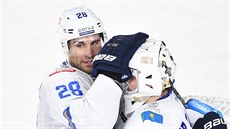 Český brankář Dominik Hrachovina (vpravo) z Barysu Astana je chválený... Český brankář Dominik Hrachovina (vpravo) z Barysu Astana je chválený...