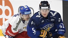 eský hokejista Andrej Nestrail (vlevo) nahání Otto Leskinena z Finska.