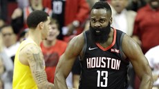 James Harden (13) z Houstonu oslavuje svou smeč, v pozadí Lonzo Ball z LA... James Harden (13) z Houstonu oslavuje svou smeč, v pozadí Lonzo Ball z LA...