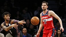 Tomáš Satoranský (vpravo) z Washingtonu sleduje myšlenku brooklynského D'Angela... Tomáš Satoranský (vpravo) z Washingtonu sleduje myšlenku brooklynského D'Angela...