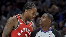 Kawhi Leonard z Toronta debatuje s rozhodím Leroyem Richardsonem.