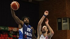 A. J. Walton (vlevo) z Kolína utekl Vojtěchu Hrubanovi z Nymburka. A. J. Walton (vlevo) z Kolína utekl Vojtěchu Hrubanovi z Nymburka.