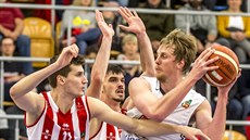 Tomáš Hampl (vpravo) z Hradce Králové se tlačí kolem Viktora Půlpána... Tomáš Hampl (vpravo) z Hradce Králové se tlačí kolem Viktora Půlpána...