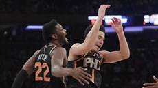 Devin Booker (1) a Deandre Ayton (22) z Phoenixu oslavují během zápasu s New... Devin Booker (1) a Deandre Ayton (22) z Phoenixu oslavují během zápasu s New...