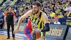 Marko Guduri z Fenerbahce útoí na ko CSKA Moskva.