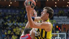 Jan Veselý (u míče) z Fenerbahce se tlačí kolem Nikity Kurbanova z CSKA Moskva. Jan Veselý (u míče) z Fenerbahce se tlačí kolem Nikity Kurbanova z CSKA Moskva.