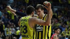 Jan Veselý (vpravo) a Marko Gudurič oslavují úspěch Fenerbahce. Jan Veselý (vpravo) a Marko Gudurič oslavují úspěch Fenerbahce.