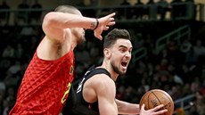 Tomáš Satoranský z Washingtonu se s míčem žene kolem Alexe Lena z Atlanty. Tomáš Satoranský z Washingtonu se s míčem žene kolem Alexe Lena z Atlanty.