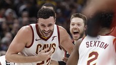 Larry Nance Jr. (22) rozhodl o výhe Clevelandu nad Indianou, slaví s Matthewem...