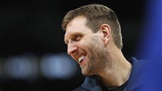 Dirk Nowitzki z Dallas Mavericks se i ve své 21. sezoně v NBA dobře baví. Dirk Nowitzki z Dallas Mavericks se i ve své 21. sezoně v NBA dobře baví.