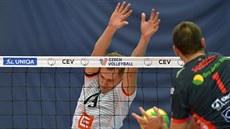 Marek Zmrhal (vlevo) z Karlovarska blokuje Cvetana Sokolova z Civitanovy. Marek Zmrhal (vlevo) z Karlovarska blokuje Cvetana Sokolova z Civitanovy.