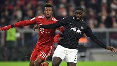Dayot Upamecano (vpravo) z Lipska uniká Kingsleymu Comanovi z Bayernu. Dayot Upamecano (vpravo) z Lipska uniká Kingsleymu Comanovi z Bayernu.