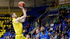 Radim Klečka z Opavy střílí na koš Fribourgu, sleduje ho Justin Roberson. Radim Klečka z Opavy střílí na koš Fribourgu, sleduje ho Justin Roberson.