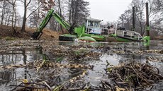 Sací bagr odstraňuje sedimenty ze slepého ramene Orlice v hradecké čtvrti... Sací bagr odstraňuje sedimenty ze slepého ramene Orlice v hradecké čtvrti...