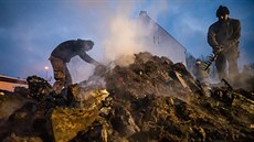 Pracovníci muzea rozebírají milíř před sýpkou v Rokytnici v Orlických horách, v... Pracovníci muzea rozebírají milíř před sýpkou v Rokytnici v Orlických horách, v...