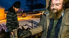 Archeolog Bohumír Dragoun ukazuje dřevěné uhlí, které se v milíři tvořilo tři... Archeolog Bohumír Dragoun ukazuje dřevěné uhlí, které se v milíři tvořilo tři...