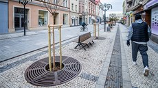 Popraskané mramorové dlaždice pěší zóny ve Švehlově ulici v Hradci Králové. Popraskané mramorové dlaždice pěší zóny ve Švehlově ulici v Hradci Králové.