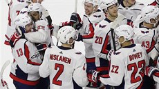 Český útočník ve službách Washingtonu Jakub Vrána (s číslem 13) přijímá od... Český útočník ve službách Washingtonu Jakub Vrána (s číslem 13) přijímá od...
