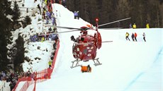 Helikoptéra převáží švýcarského lyžaře Marca Gisina po hrozivém pádu během... Helikoptéra převáží švýcarského lyžaře Marca Gisina po hrozivém pádu během...