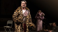 Záběr z vinohradské inscenace Revizora (2018) Záběr z vinohradské inscenace Revizora (2018)