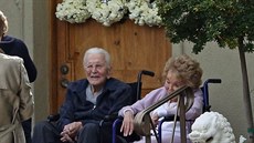 Kirk Douglas a jeho manelka Anne Buydensová v den hercových 102. narozenin...