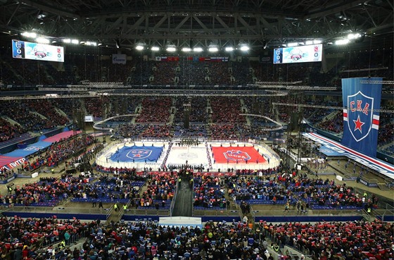 Pohled na zaplnný stadion v Petrohradu, kde domácí hokejisté v duelu pod irým...